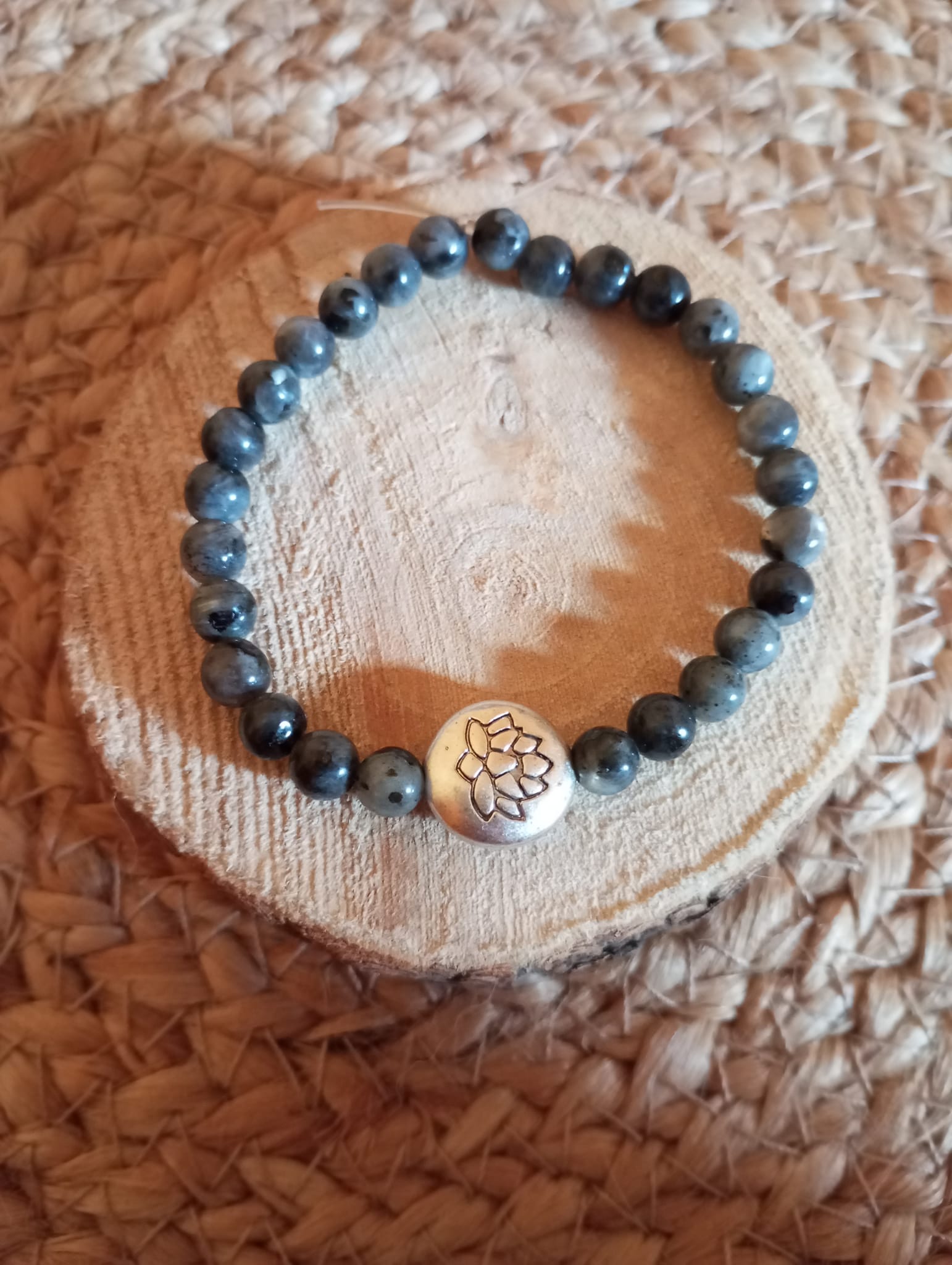 Bracelet en Larvikite avec fleur de lotus