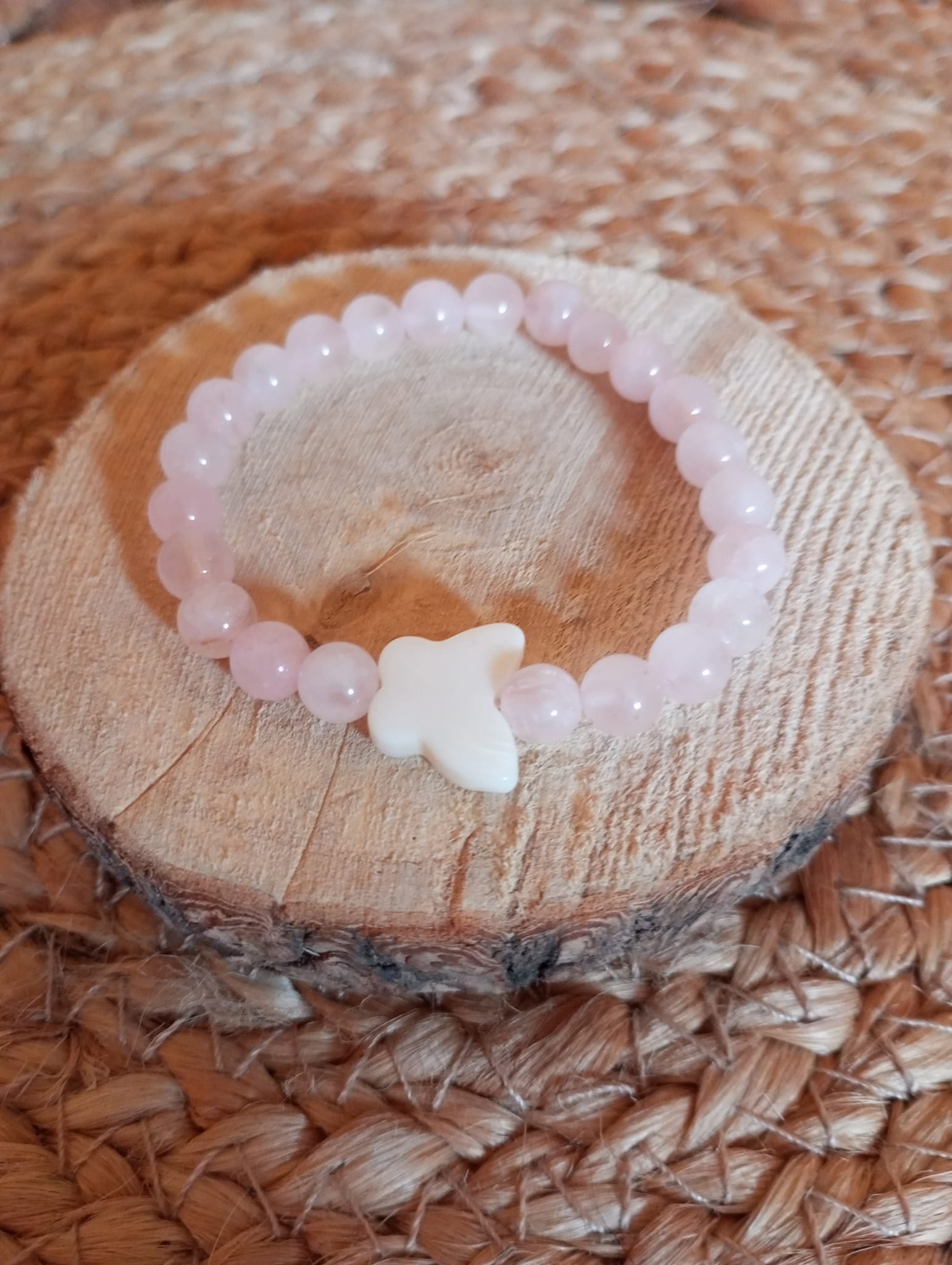 Bracelet quartz rose et perle de nacre papillon 