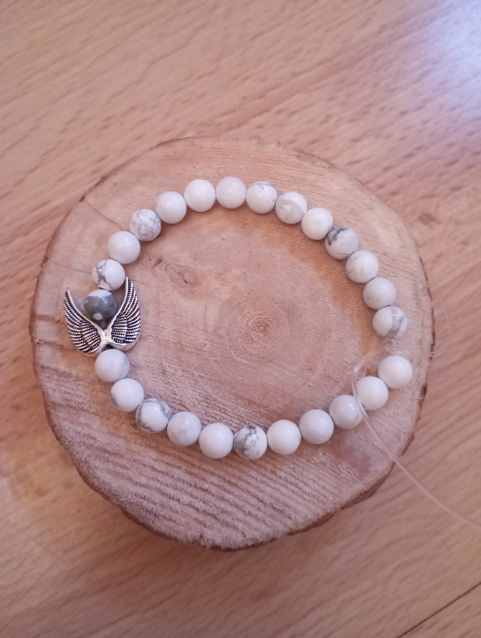 Bracelet Howlite et aile d'ange 